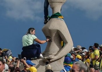 Débora Santos pichou a estátua na praça dos Três Poderes em 8 de janeiro de 2025