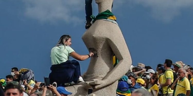 Débora Santos pichou a estátua na praça dos Três Poderes em 8 de janeiro de 2025