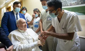 O papa Francisco abençoa pacientes no Hospital Gemelli de Roma, onde está internado/Divulgação