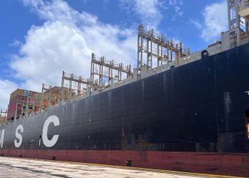 Navio cargueiro MSC atracou no Porto de Suape