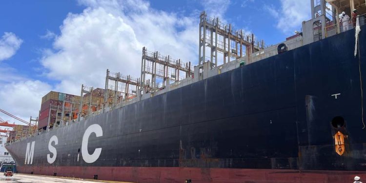 Navio cargueiro MSC atracou no Porto de Suape