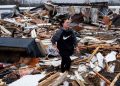 Stevie Kara busca pertences após destruição de casa