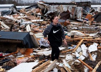 Stevie Kara busca pertences após destruição de casa