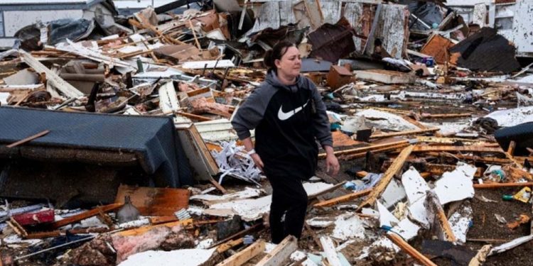 Stevie Kara busca pertences após destruição de casa