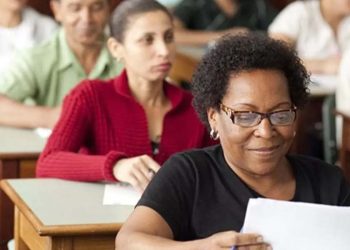 A EJA é destinada a jovens e adultos que não concluíram o Ensino Fundamental ou Médio