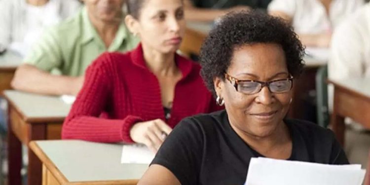 A EJA é destinada a jovens e adultos que não concluíram o Ensino Fundamental ou Médio