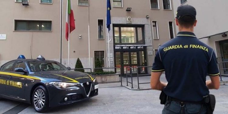 Guardia di Finanza de Palermo durante operação contra a máfia em conjunto com a PF
