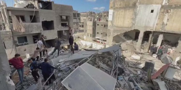 No impasse sobre o cessar-fogo, forças de Israel voltam a bombardear Gaza por terra