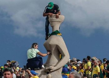Débora Rodrigues dos Santos escreveu "perdeu, mané", em monumento