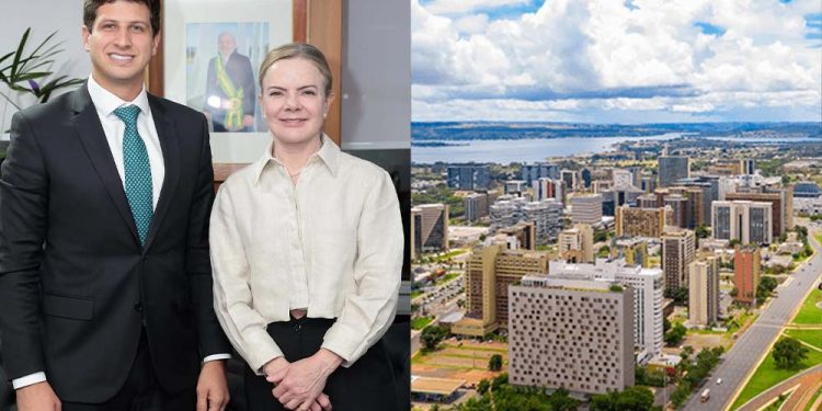 O prefeito João Campos e a ministra Gleisi Hoffmann, em Brasília