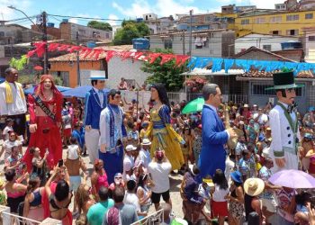 Tradicionais bonecos gigantes de Olinda desfilam nesta terça-feira (4) — Foto: Alice Albuquerque/g1