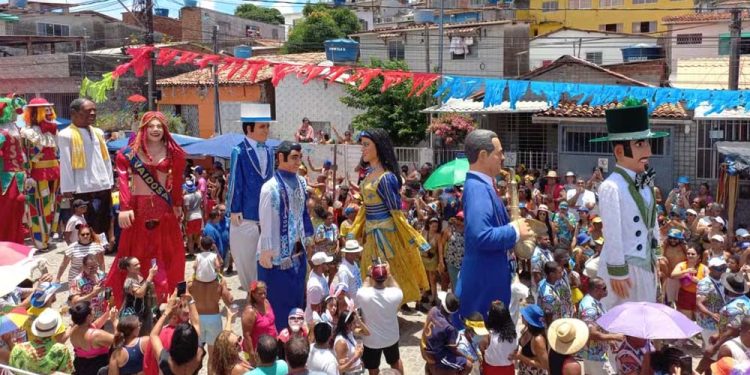 Tradicionais bonecos gigantes de Olinda desfilam nesta terça-feira (4) — Foto: Alice Albuquerque/g1