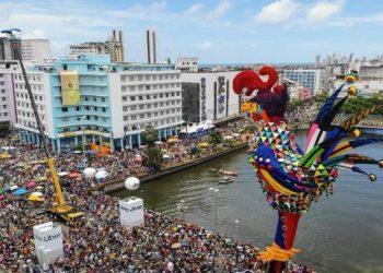 2,5 milhões de pessoas no Galo da madrugada, mesmo com chuva