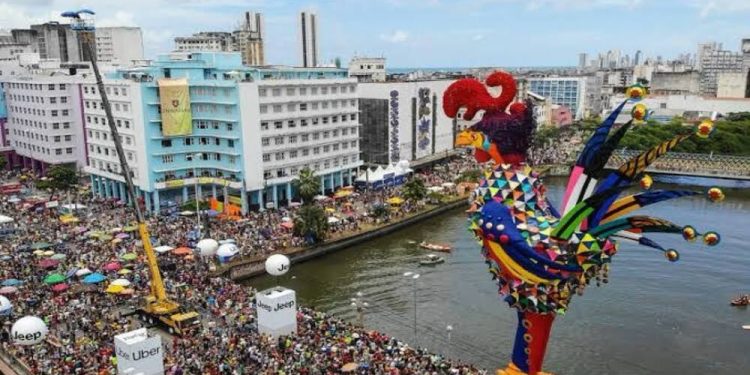 2,5 milhões de pessoas no Galo da madrugada, mesmo com chuva