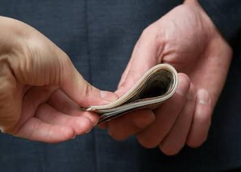 Agente recebia propina em dinheiro para beneficiar profissionais