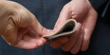 Agente recebia propina em dinheiro para beneficiar profissionais