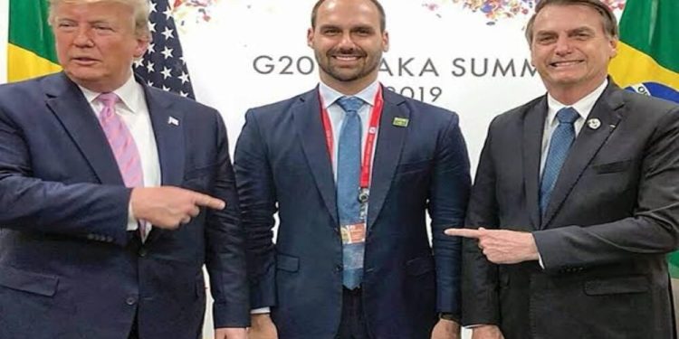 Donald Trump, Eduardo Bolsonaro e Jair Bolsonaro (Da esq. p/ dir.)