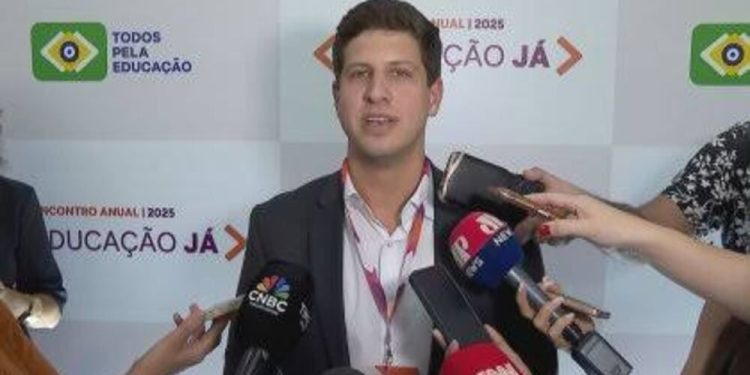 João Campos (PSB) foi mal educado ao receber pergunta e ignorar
