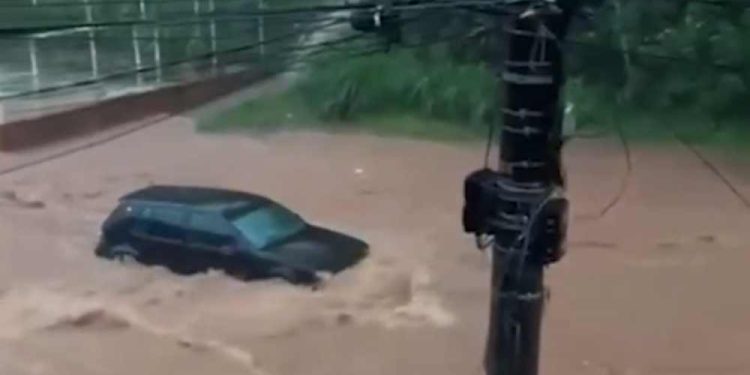 Após perder Golf em enchente, dono ganha solidariedade de fãs de carros para recomeçar
