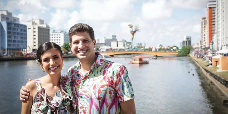 João Campos e Tabata Amaral aproveitam o Galo da Madrugada