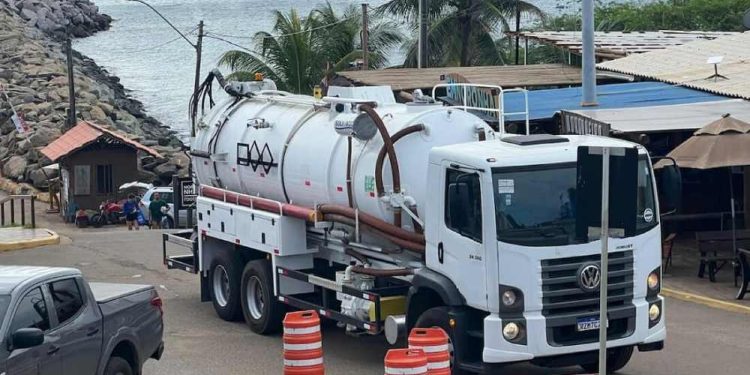 O preço do serviço do caminhão de coleta de esgoto em Noronha subiu 800%