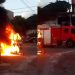 População incendeia caminhão com motos apreendidas durante revolta