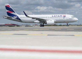 Sem a Voepass, moradores de Noronha ganham voos emergenciais da Latam