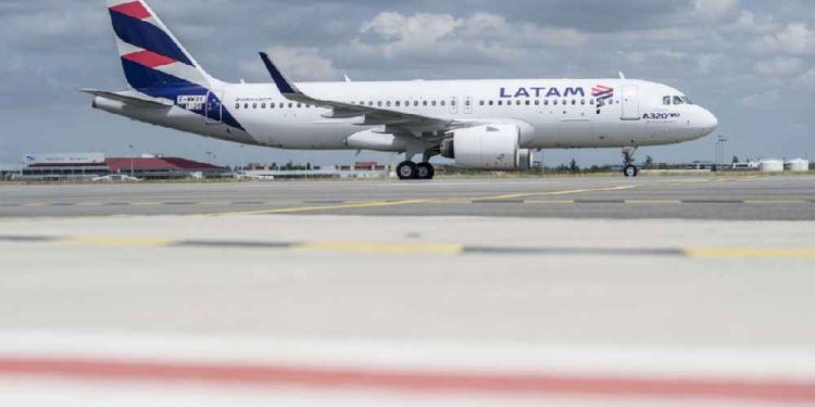 Sem a Voepass, moradores de Noronha ganham voos emergenciais da Latam