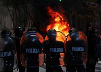 Aposentados, que fazem marcha semanal por melhores condições de salários, receberam apoio de torcedores de futebol