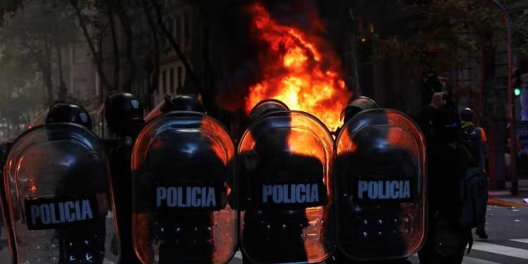 Aposentados, que fazem marcha semanal por melhores condições de salários, receberam apoio de torcedores de futebol