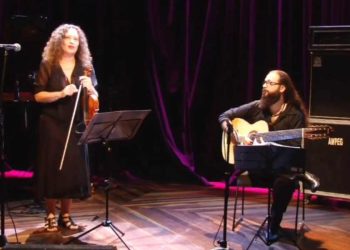 Sérgio Ferraz e a violinista Ana de Oliveira durante a apresentação do "Mulheres em Pauta"