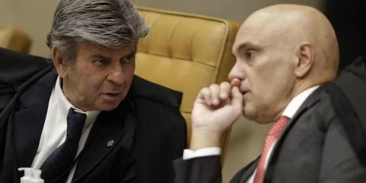Ministro Luiz Fux rompe unanimidade e diverge de Alexandre de Moraes em casos do bolsonarismo
