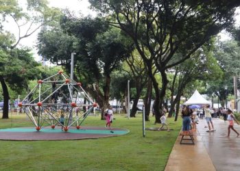 Derrubada de árvores em meio a disputa judicial e críticas ambientais no Parque da Tamarineira