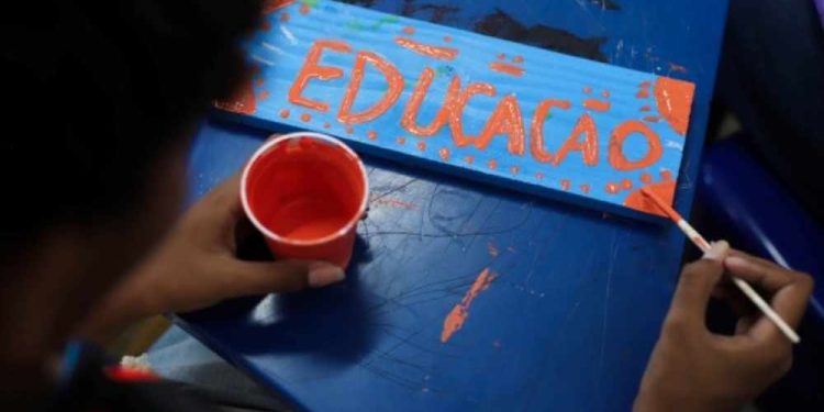 Parceria entre institutos leva oficinas de arte e materiais culturais a estudantes da rede pública em Pernambuco