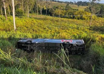 Menino de 12 anos morre e 25 ficam feridos após ônibus cair em ribanceira