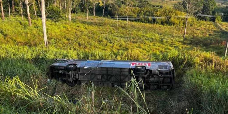 Menino de 12 anos morre e 25 ficam feridos após ônibus cair em ribanceira