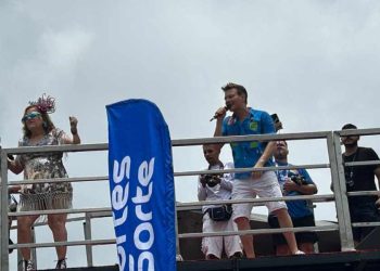 De volta ao Galo: Michel Teló celebra o carnaval de Pernambuco com muito frevo e animação