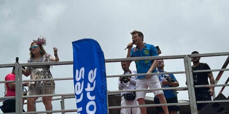 De volta ao Galo: Michel Teló celebra o carnaval de Pernambuco com muito frevo e animação