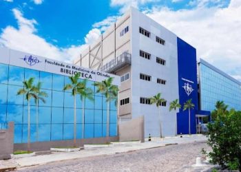 "Com mensalidade de R$ 9.500, alunos da FMO protestam contra precarização do ensino médico