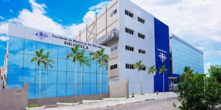 "Com mensalidade de R$ 9.500, alunos da FMO protestam contra precarização do ensino médico