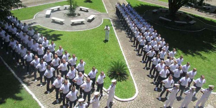 Alunos em formatura, durante período de Adaptação ao Colégio Naval – Imagem: Marinha do Brasil