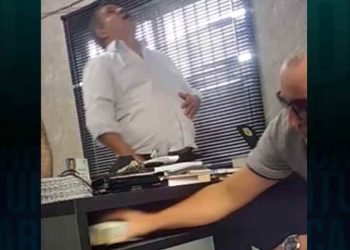 Dinheiro escondido sob a mesa: vídeo mostra ex-secretário aceitando propina em presídio de PE