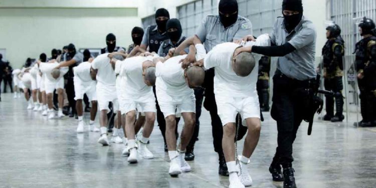 Suprema Corte dos EUA suspende deportação de venezuelanos baseada em Lei do Século XVIII