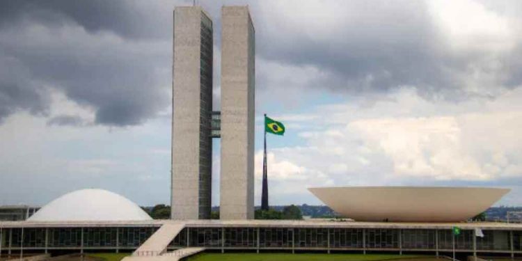 Após queixas de distanciamento, Lula busca aproximação com líderes da Câmara