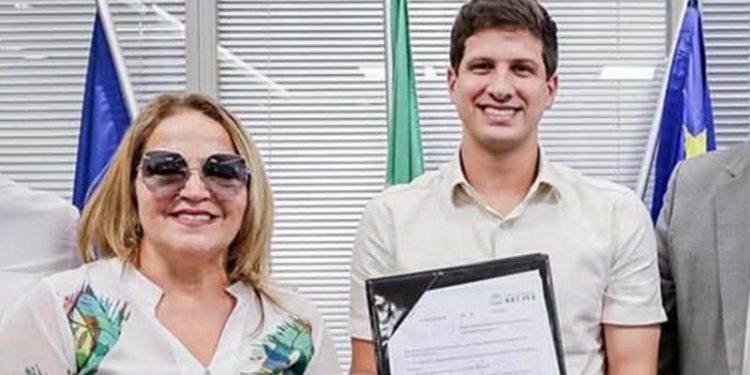 A vereadora Ana Lúcia e o prefeito João Campos