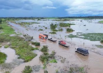 Rodovia 425, em Rondônia, coberta por água