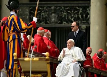 Papa Francisco aparece de surpresa na missa do Domingo de Ramos
