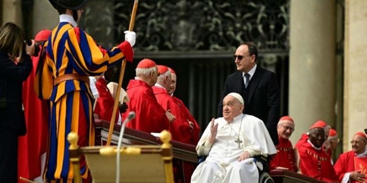 Papa Francisco aparece de surpresa na missa do Domingo de Ramos