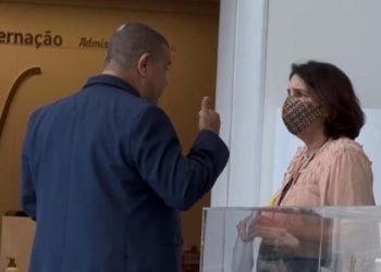 Servidora foi vista conversando com funcionários do hospital