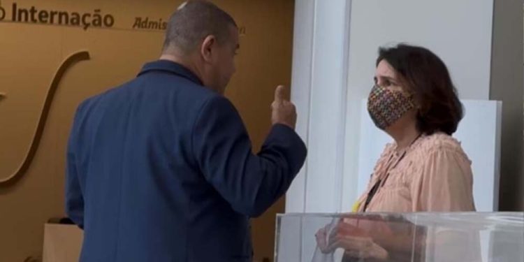 Servidora foi vista conversando com funcionários do hospital